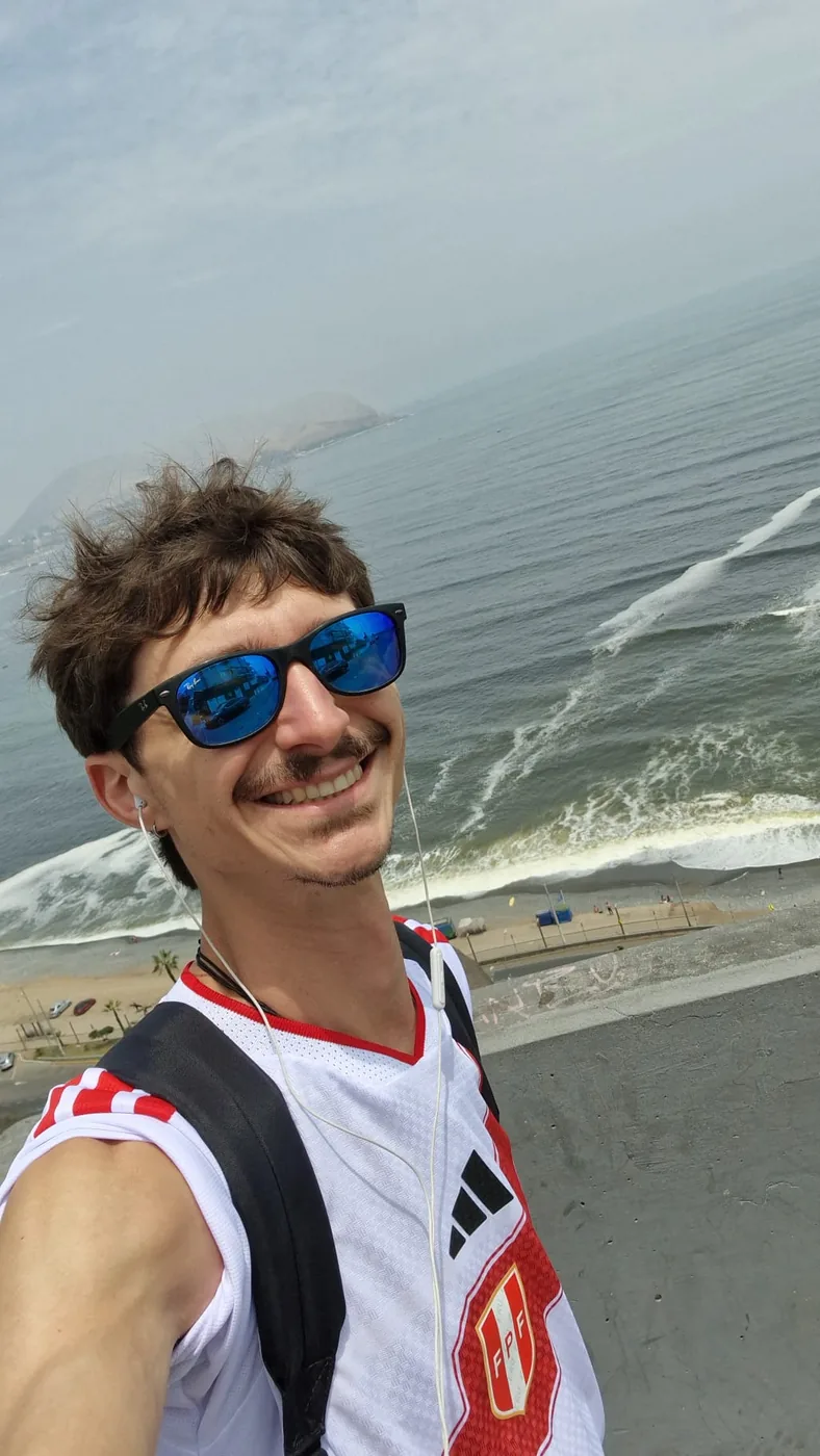 Martin BTC à Lima, sur le littoral, en maillot du Pérou